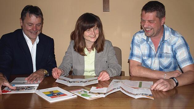 Annett Schlegel erkl&auml;rt B&uuml;rgermeister Gerhard Wunder (links) und Roland Zwosta die einzelnen Flyer und Angebote, die nun in Steinwiesen zur Verf&uuml;gung stehen.  Foto: Susanne Deuerling