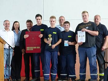 Das Sieger-Team Marktleugast 2. Im Bild (von links) Bürgermeister Franz Uome, Kreisbrandmeisterin Daniela Wagner, Landrat Klaus-Peter Söllner, Marcel Bauer, Cedric Fechner, Kreisbrandrat Stefan Härtlein, Pascal Herold, Philipp Kögler und Kommandant Hans Kögler. Fotos: Wulf