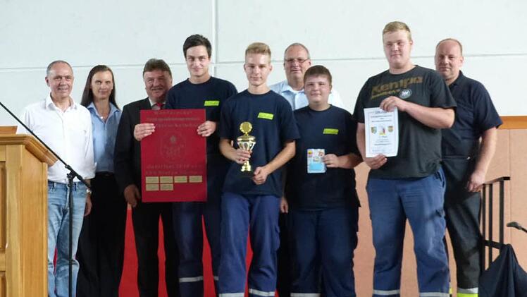 Das Sieger-Team Marktleugast 2. Im Bild (von links) Bürgermeister Franz Uome, Kreisbrandmeisterin Daniela Wagner, Landrat Klaus-Peter Söllner, Marcel Bauer, Cedric Fechner, Kreisbrandrat Stefan Härtlein, Pascal Herold, Philipp Kögler und Kommandant Hans Kögler. Fotos: Wulf