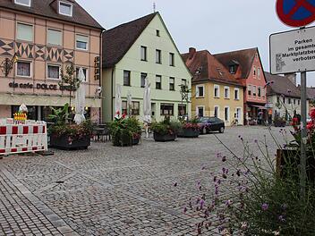 Entlang der Häuserzeile am östlichen Marktplatz soll bis zum scharfen Eck ein Plattenbelag verlegt werden. Foto: Evi Seeger