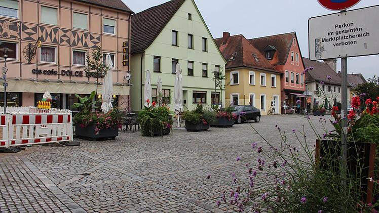 Entlang der Häuserzeile am östlichen Marktplatz soll bis zum scharfen Eck ein Plattenbelag verlegt werden. Foto: Evi Seeger