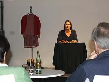 Mit einer leichten Erkältung las Ulrike Mahr beim Kronacher Kunstverein "Amiwiesen" von Kerstin Specht. Das Stück wurde vor knapp 20 Jahren auch auf der Festung Rosenberg aufgeführt.  Foto: Michael Wunder