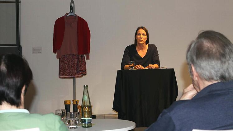 Mit einer leichten Erkältung las Ulrike Mahr beim Kronacher Kunstverein "Amiwiesen" von Kerstin Specht. Das Stück wurde vor knapp 20 Jahren auch auf der Festung Rosenberg aufgeführt.  Foto: Michael Wunder