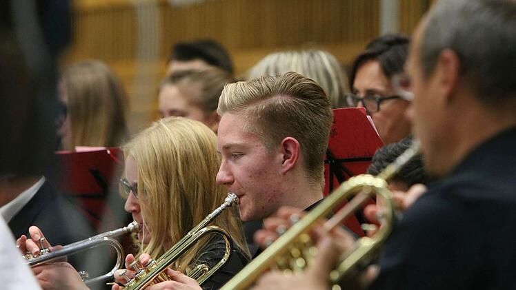 Impresionen vom Sinfoniekonzert in der Franz Goebel Halle Rödental mit dem Jugendorchester Rödental und dem Orchester der Musikfreunde NeustadtFoto: Jochen Berger