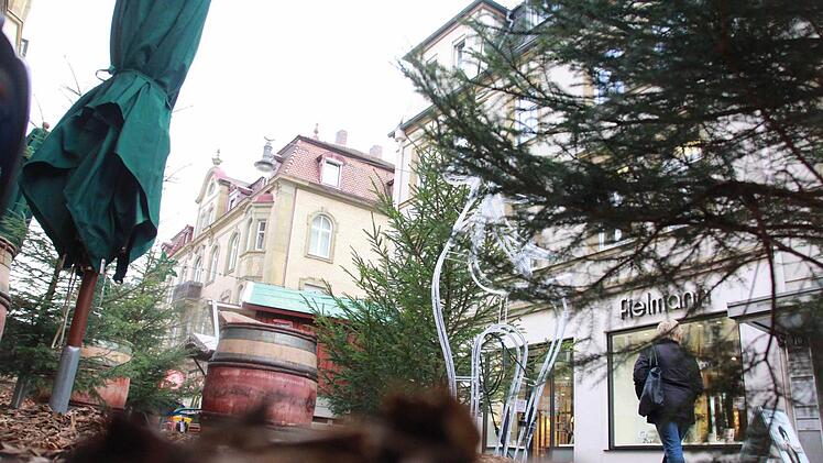 Der neue Abschnitt des Weihnachtsmarktes ist aufgebaut. 30 Kubikmeter Hackschnitzel wurden für den "Winterwald" aufgeschüttet. Florian Griebel, der Betreiber, freut sich schon vor der Eröffnung über positive Reaktionen auf das neue Areal. Derweil sorgt der Rettungsweg für Diskussionen. Foto: Carmen Schmitt