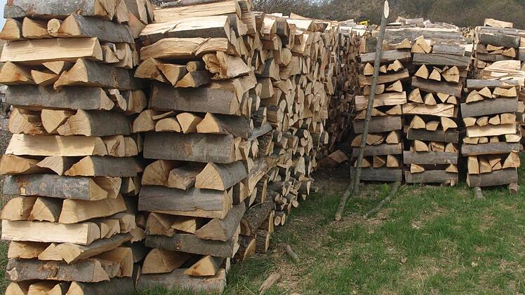 Um das Holz rankt sich ein heftiger Streit in der Gemeinde Stettfeld. Die juristische Auseinandersetzung droht sich auszuweiten.  Foto: Archiv