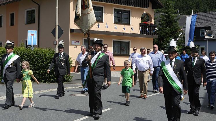 Impressionen vom Schützenumzug in Wallenfels. Foto: Michael Wunder