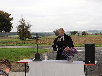 Pfarrer Eckhart Kollmer hielt den Gottesdienst in der Maschinenhalle Wachsmann. Im Hintergrund ein toller Ausblick auf den Ulrichstock und sein Umland. Foto: Michael Stelzner