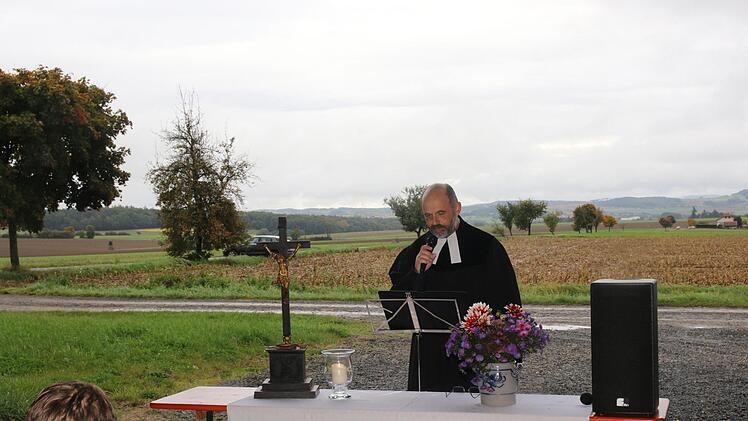 Pfarrer Eckhart Kollmer hielt den Gottesdienst in der Maschinenhalle Wachsmann. Im Hintergrund ein toller Ausblick auf den Ulrichstock und sein Umland. Foto: Michael Stelzner