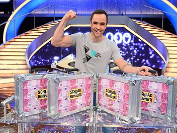 Bei der Prosieben-Show "Schlag den Henssler"  hat erstmals ein Kandidat gegen Steffen Henssler gewonnen: Xabier aus Würzburg sicherte sich den Sieg.  Foto: ProSieben / Willi Weber