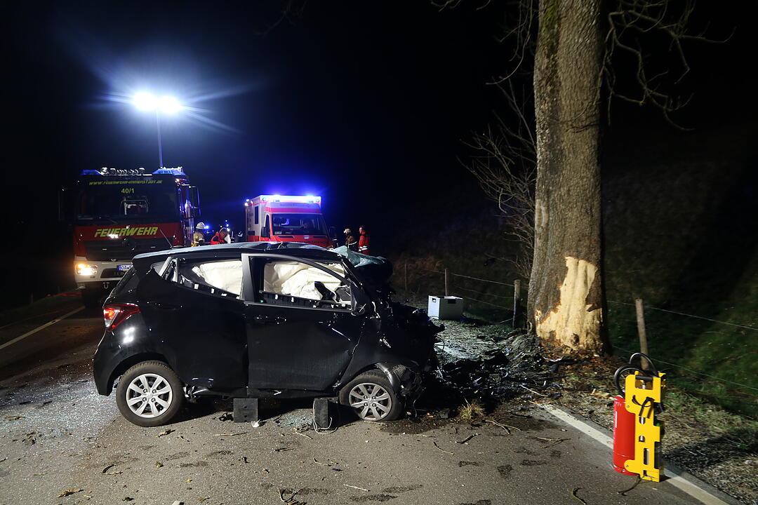 19-Jähriger aus dem Landkreis Fürth prallt mit Auto gegen Baum und stirbt