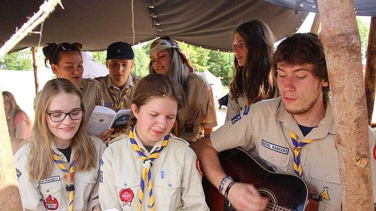 Musik verbindet - in diesem Fall Royal Rangers aus Hof und Bayreuth:  Johanna, Nic, Becca, Anna, (vorne) Theresa, Corinna und Josia, der die Songs mit seiner Gitarre zum Klingen bringt.