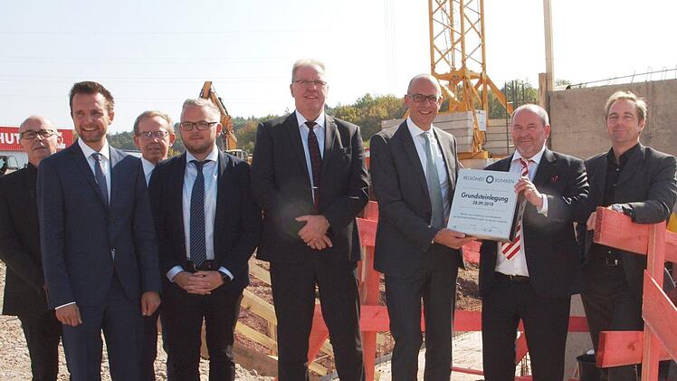 An der Grundsteinlegung  für die Regiomed-Zentralküche beteiligten sich, von links: Architekt Wolfgang Neu vom Planungsbüro Giel, Bürgermeister Andreas Hügerich, Robert Gack, Kreistagsmitglied und Mitglied des Regiomed-Aufsichtsrats, Thomas Hergt, kaufmännischer Geschäftsführer von Regiomed, Roy Hönemann, Geschäftsführer operatives Geschäft, Landrat Christian Meißner, zugleich Aufsichtsratsvorsitzender von Regiomed, Regiomed-Hauptgeschäftsführer Joachim Bovelet und Marc Baumann, Leiter des Ba...
