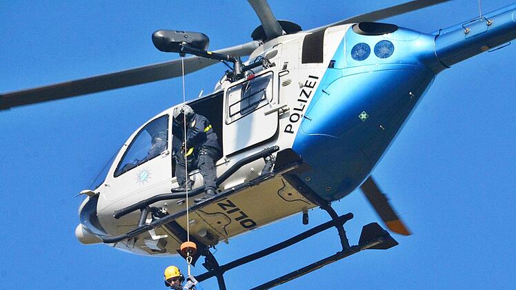 Bergwacht-Übung mit Hubschrauber bei Bischofsheim.Hanns Friedrich