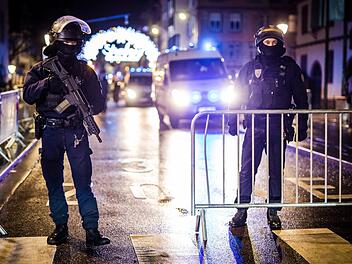 In Stra&szlig;burg auf dem Weihnachtsmarkt  hat ein Mann um sich geschossen. Insgesamt wurden 12 Personen verletzt und drei get&ouml;tet. Der T&auml;ter konnte mit einem gestohlenen Taxi entkommen. Foto: Christoph Schmidt/dpa