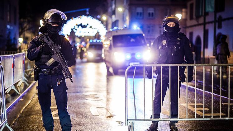 In Stra&szlig;burg auf dem Weihnachtsmarkt  hat ein Mann um sich geschossen. Insgesamt wurden 12 Personen verletzt und drei get&ouml;tet. Der T&auml;ter konnte mit einem gestohlenen Taxi entkommen. Foto: Christoph Schmidt/dpa