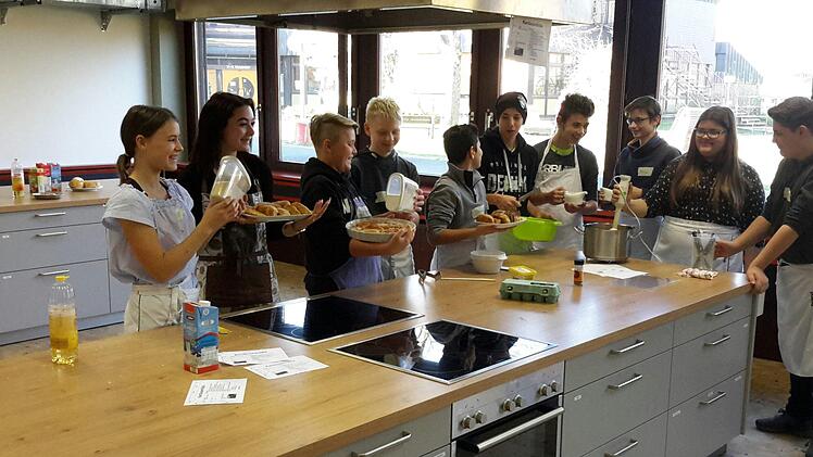 Mit engagiertem Teamwork und dem Bewusstsein für die Wertigkeit der Nahrung wird auch aus Lebensmittelresten noch eine schmackhafte Mahlzeit. Und außerdem machte die Arbeit in der Küche großen Spaß. Foto: Rolf Pralle