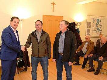 Florian Kraft (l.) vereidigt Christian Seitz und  Martin Dorsch als Feldgeschworene; sitzend Otmar Alt und Theo  Siebenhaar, die somit Unterstützung bekommen. Foto: Franz Galster