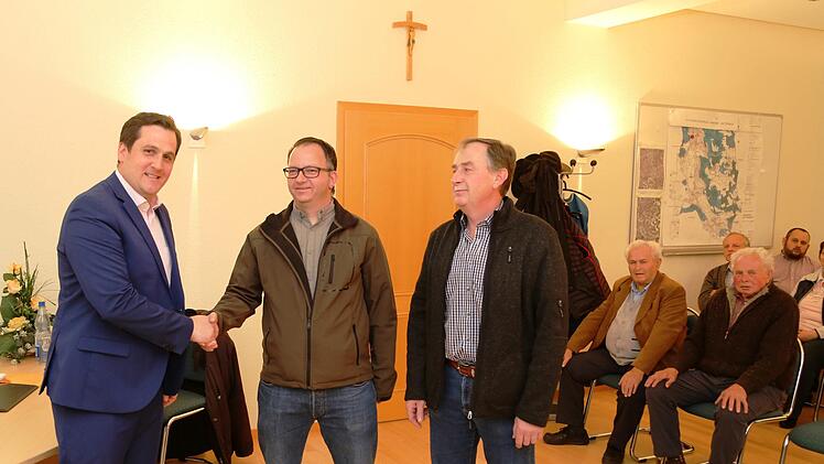 Florian Kraft (l.) vereidigt Christian Seitz und  Martin Dorsch als Feldgeschworene; sitzend Otmar Alt und Theo  Siebenhaar, die somit Unterstützung bekommen. Foto: Franz Galster