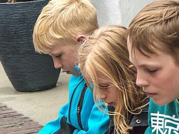 Wenn Kinder ihr Smartphone nicht mehr aus der Hand legen, sollten die Eltern eingreifen, meinten die Experten beim Suchtarbeitskreis Kulmbach.  Foto: Jean Kobben/adobe.com