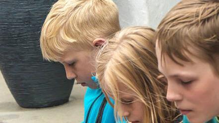 Wenn Kinder ihr Smartphone nicht mehr aus der Hand legen, sollten die Eltern eingreifen, meinten die Experten beim Suchtarbeitskreis Kulmbach.  Foto: Jean Kobben/adobe.com