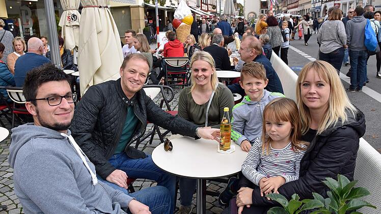 Bei dem schönen Wetter am Kirchweihsonntag waren die Sitzplätze der Cafés stets besetzt.