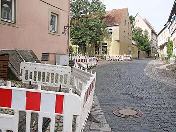 Im Sommer gab es wegen der Verlegung des Glasfaserkabels viele Baustellen in der Altstadt. Anschließen lassen können sich die Haushalte nicht. Möglich ist das vorerst nur entlang des Kabels am Karlsberg. Foto: Archiv/Thomas Malz