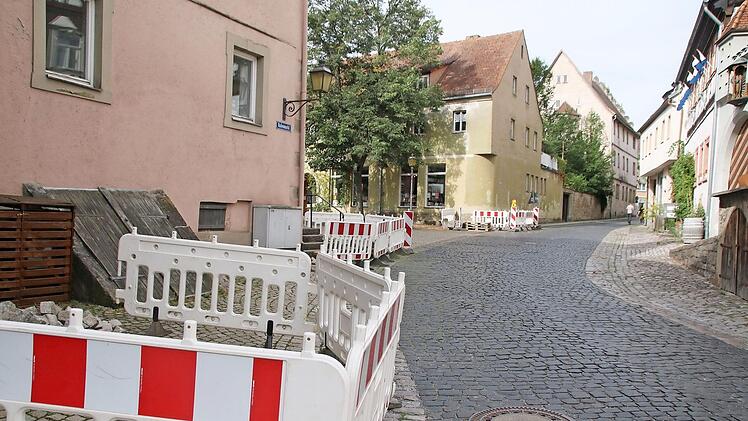 Im Sommer gab es wegen der Verlegung des Glasfaserkabels viele Baustellen in der Altstadt. Anschließen lassen können sich die Haushalte nicht. Möglich ist das vorerst nur entlang des Kabels am Karlsberg. Foto: Archiv/Thomas Malz
