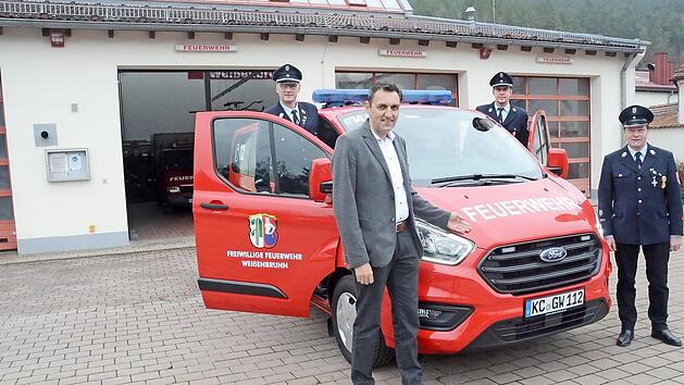 Bei der &Uuml;bergabe des neuen MTW der Feuerwehr Wei&szlig;enbrunn freuen sich (von links hinten) Erster Kommandant Thomas Friedrich, Zweiter Kommandant Bernd Redwitz, vorne B&uuml;rgermeister J&ouml;rg Neubauer und Erster Vorsitzender Christian H&ouml;fner.  Foto: K.- H. Hofmann