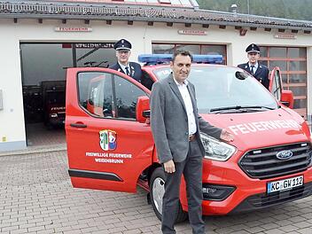 Bei der Übergabe des neuen MTW der Feuerwehr Weißenbrunn freuen sich (von links hinten) Erster Kommandant Thomas Friedrich, Zweiter Kommandant Bernd Redwitz, vorne Bürgermeister Jörg Neubauer und Erster Vorsitzender Christian Höfner.  Foto: K.- H. Hofmann