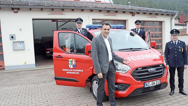 Bei der Übergabe des neuen MTW der Feuerwehr Weißenbrunn freuen sich (von links hinten) Erster Kommandant Thomas Friedrich, Zweiter Kommandant Bernd Redwitz, vorne Bürgermeister Jörg Neubauer und Erster Vorsitzender Christian Höfner.  Foto: K.- H. Hofmann
