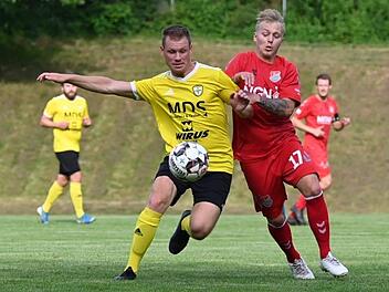 Thulbas Spielertrainer Oliver Mützel (links) im Pokalspiel gegen Aubstadts Jens Trunk. Foto: Anand Anders