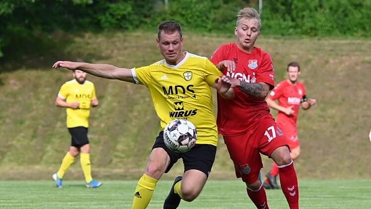 Thulbas Spielertrainer Oliver Mützel (links) im Pokalspiel gegen Aubstadts Jens Trunk. Foto: Anand Anders
