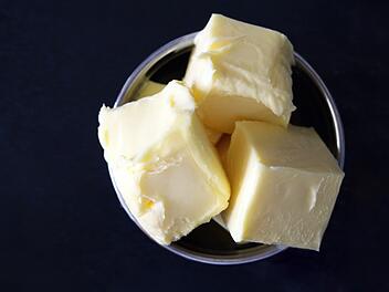 Butter bei Aldi, Lidl und Co. wird teurer: So viel kostet ein Stück 2022 - Preise für Milchprodukte explodieren