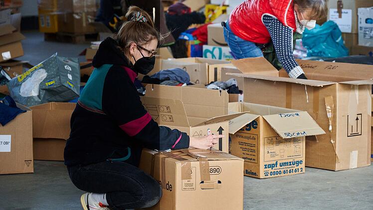Fleißige Helfer in Bamberg: Alle packen mit an und helfen dabei, die Menschen in der Ukraine und die Geflüchteten zu unterstützen.