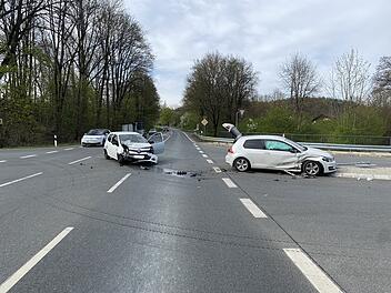 Unfall auf B303 im Kreis Kulmbach: Fahrerin (29) übersieht entgegenkommendes Auto