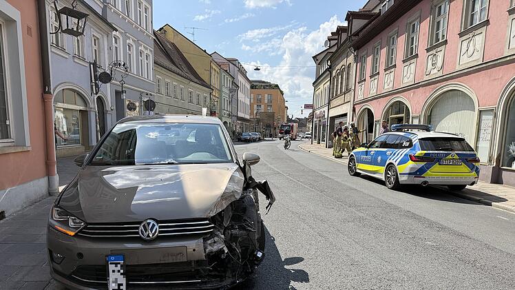 Auto kracht in Schaufenster