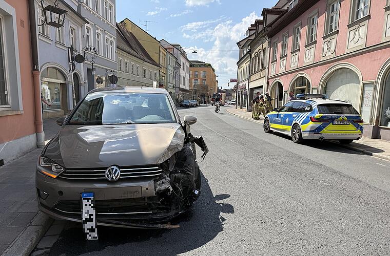 Fahrerin unachtsam: Auto kracht in Bamberg in Schaufenster