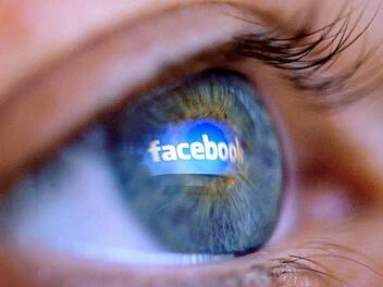 Facebook sieht alles - auch Bilder, die nicht unbedingt vorteilhaft für die Fotografierten sind. Foto: Daniel Reinhardt/dpa