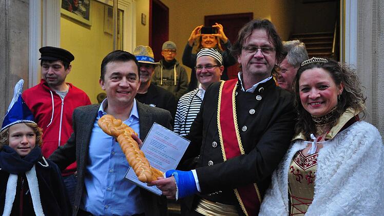 Nun sind sie die Regenten in Wallenfels - der Rathausschlüssel ist übergeben. Bürgermeister Jens Korn hat "Urlaub" bis Aschermittwoch.  Foto: Florian Weiß