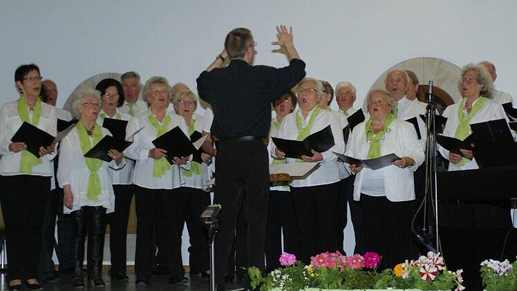 Die MGV Chorgemeinschaft wird mit Vorsitzendem Klaus Wüstner weiter bestehen, wie hier beim Liederabend im Pfarrzentrum.  Foto: Winfried Ehling