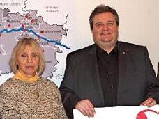 Dieter Erbse (r.) und Monika Faber (2. v. li.) sowie Schatzmeisterin Christa Gleichmann (l.) bedankten sich bei Hans-Georg Unglaub f&uuml;r die Spende.  Foto: Alfred Thieret5
