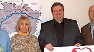Dieter Erbse (r.) und Monika Faber (2. v. li.) sowie Schatzmeisterin Christa Gleichmann (l.) bedankten sich bei Hans-Georg Unglaub f&uuml;r die Spende.  Foto: Alfred Thieret5