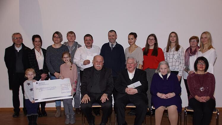 Viele wirken mit an einer lebendigen Kirchengemeinde in Limbach. Unser Bild zeigt Haupt- und Ehrenamtliche, Spender und Spenden-Empfänger beim Neujahrsempfang.Sabine Weinbeer