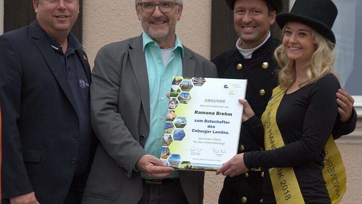 Schornsteinfegerin und "Miss Handwerk 2018" Ramona Brehm wurde am Samstag bei der "Nacht des Handwerks und der Manufakturen" in Seßlach zur Botschafterin des Coburger Landes ernannt. Von rechts: Ramona Brehm, Marcel Beland, Landrat Michael Busch und Kreishandwerkermeister Jens Beland. Foto: Bettina Knauth