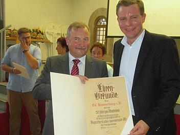 Für Egon Schaub-Römisch (links) gibt vom Kreisvorsitzenden Martin Wende die BLSV-Ehrenurkunde. Foto: Winfried Ehling