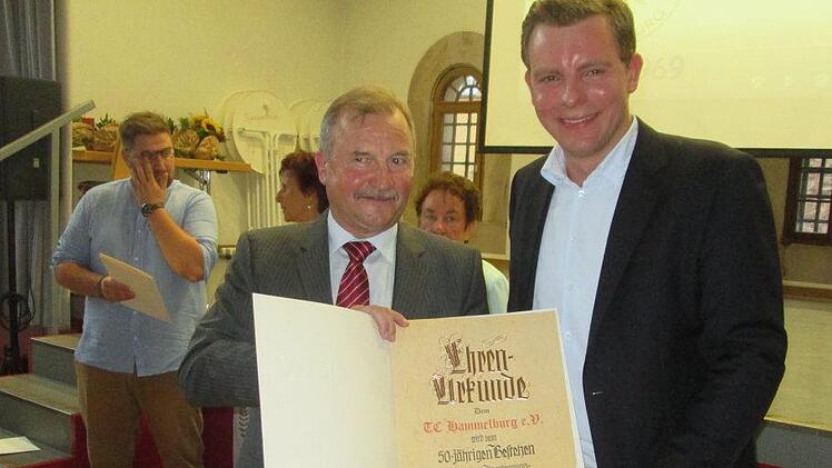 Für Egon Schaub-Römisch (links) gibt vom Kreisvorsitzenden Martin Wende die BLSV-Ehrenurkunde. Foto: Winfried Ehling
