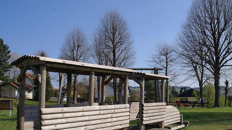 Soweit als möglich sollen die Bäume auf dem Spielplatz Am Leimersfeld auch im Zuge der Bauarbeiten zum neuen Kindergarten erhalten werden.  Stephanie Elm