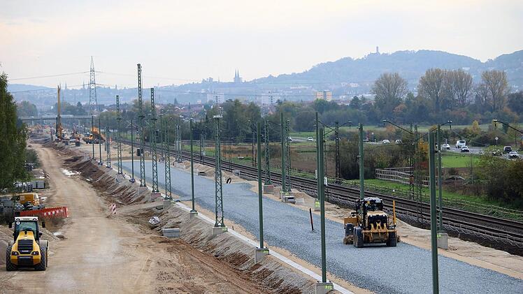 Zwischen Bamberg und Breitengüßbach wird ein zweites Gleispaar verlegt. Im Oktober wurde das Schotterbett eingebracht (Foto). An den Wochenenden 9. bis 11. und 16. bis 18. November komplett gesperrt. Es fahren daher zwischen Bamberg und Coburg Busse. Foto: MvC@Hallstadt/DB AG