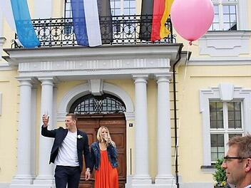 So sieht eine Hochzeit in der Corona-Krise aus - einsam stehen Nina und Jonas Hempfling nach der Trauung auf der Rathaustreppe. Bei der Zeremonie durften nicht mal die Eltern - rechts Brautvater Rüdiger Vetter - dabei sein. Foto: Christian Schuberth